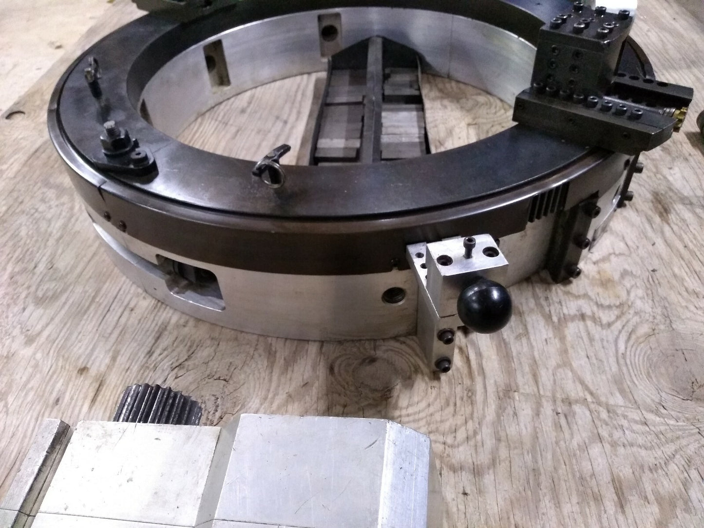 MACTECH 820 US Clamshell Pipe Lathe Split Frame 16 - 20 in w/ Hydraulic Motor