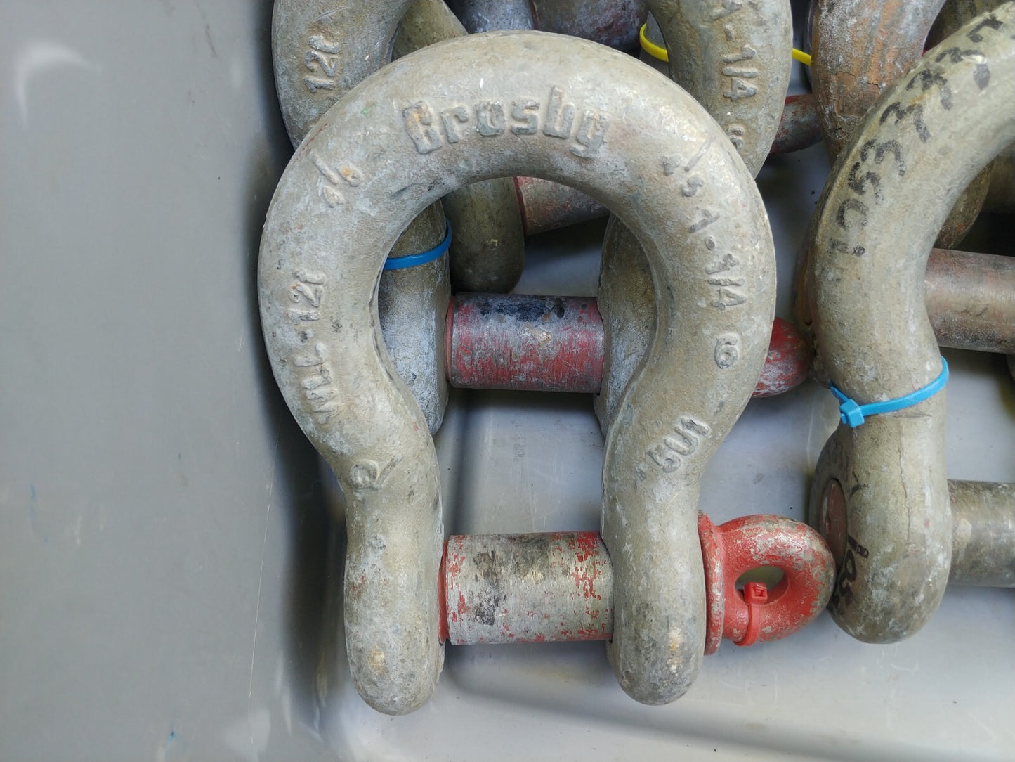 Lot of 4 Crosby 1-1/4 in. Screw Pin Anchor Shackles 12 Ton 1018570 G-209