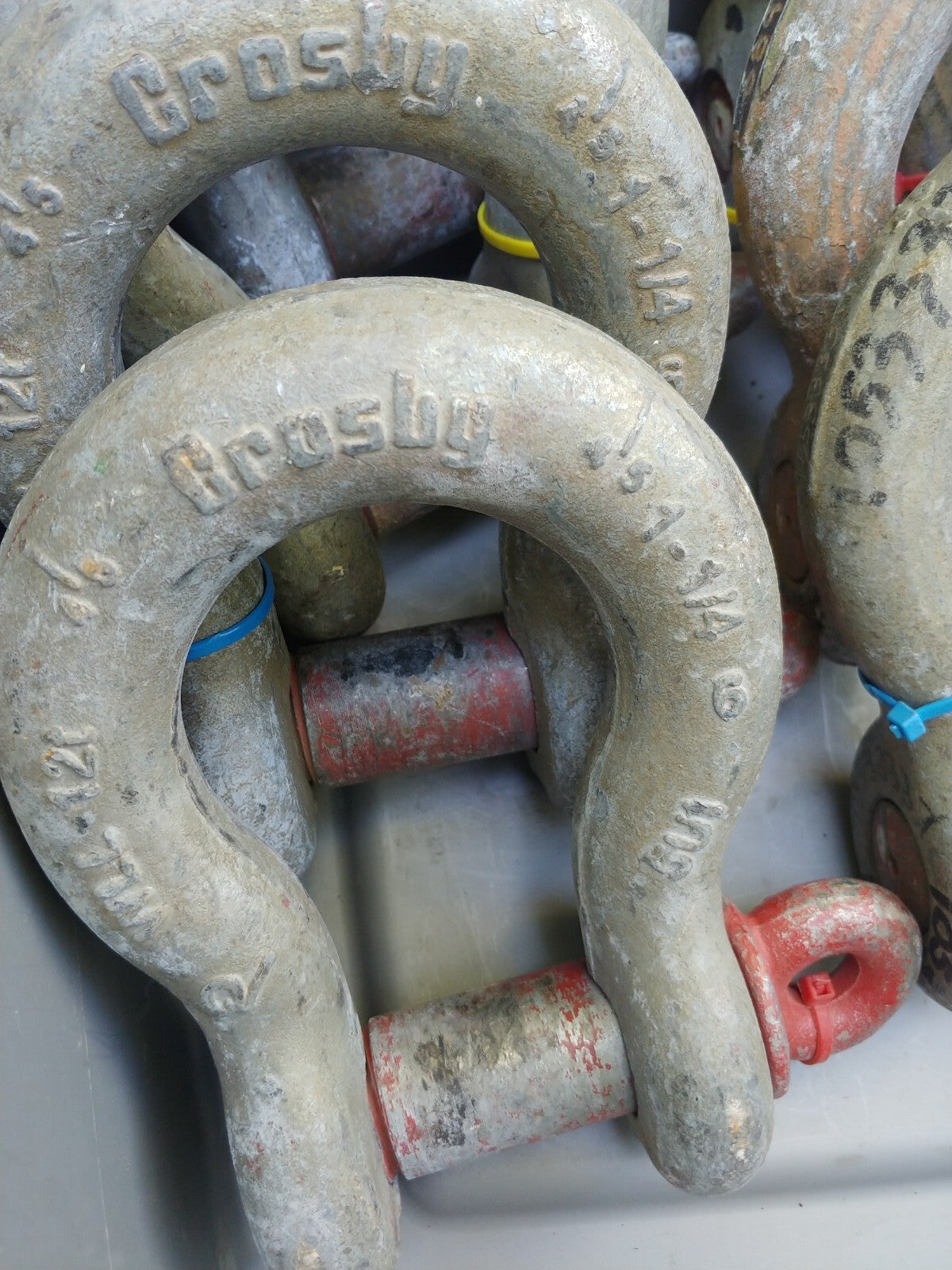 Lot of 4 Crosby 1-1/4 in. Screw Pin Anchor Shackles 12 Ton 1018570 G-209