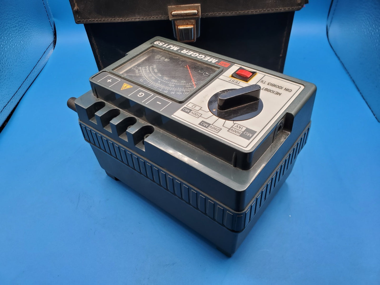MEGGER MJ159 Insulation Tester w/ Case, Leads (Crank Won't Move Needle)