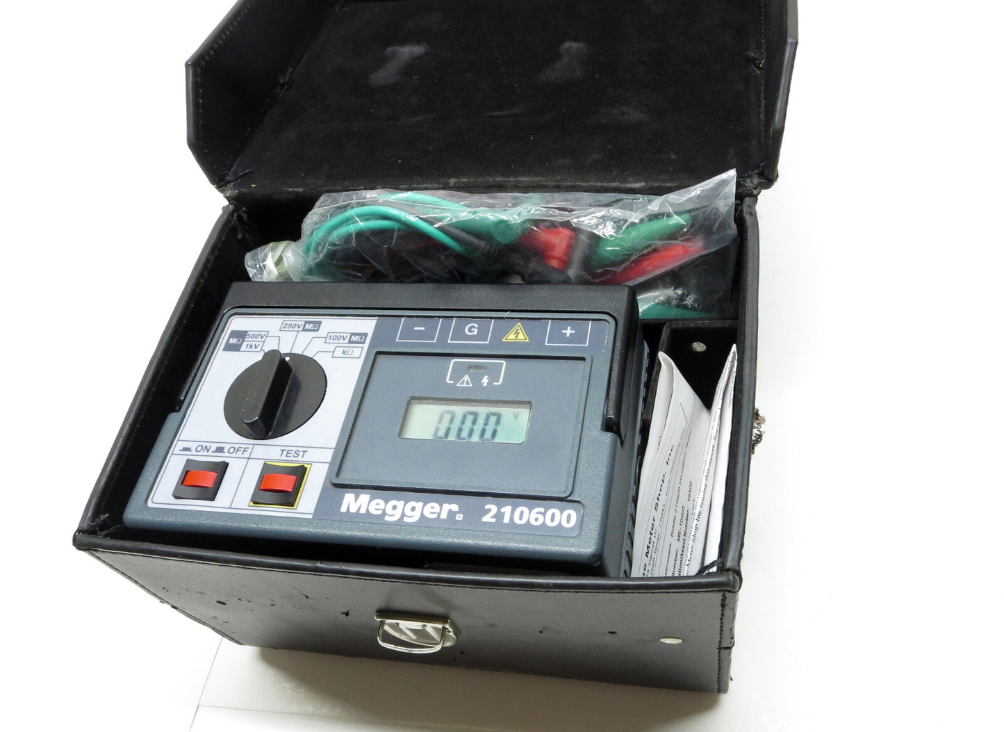 MEGGER 210600 Insulation Continuity Tester 1000 V w/ Case, Leads and Batteries.