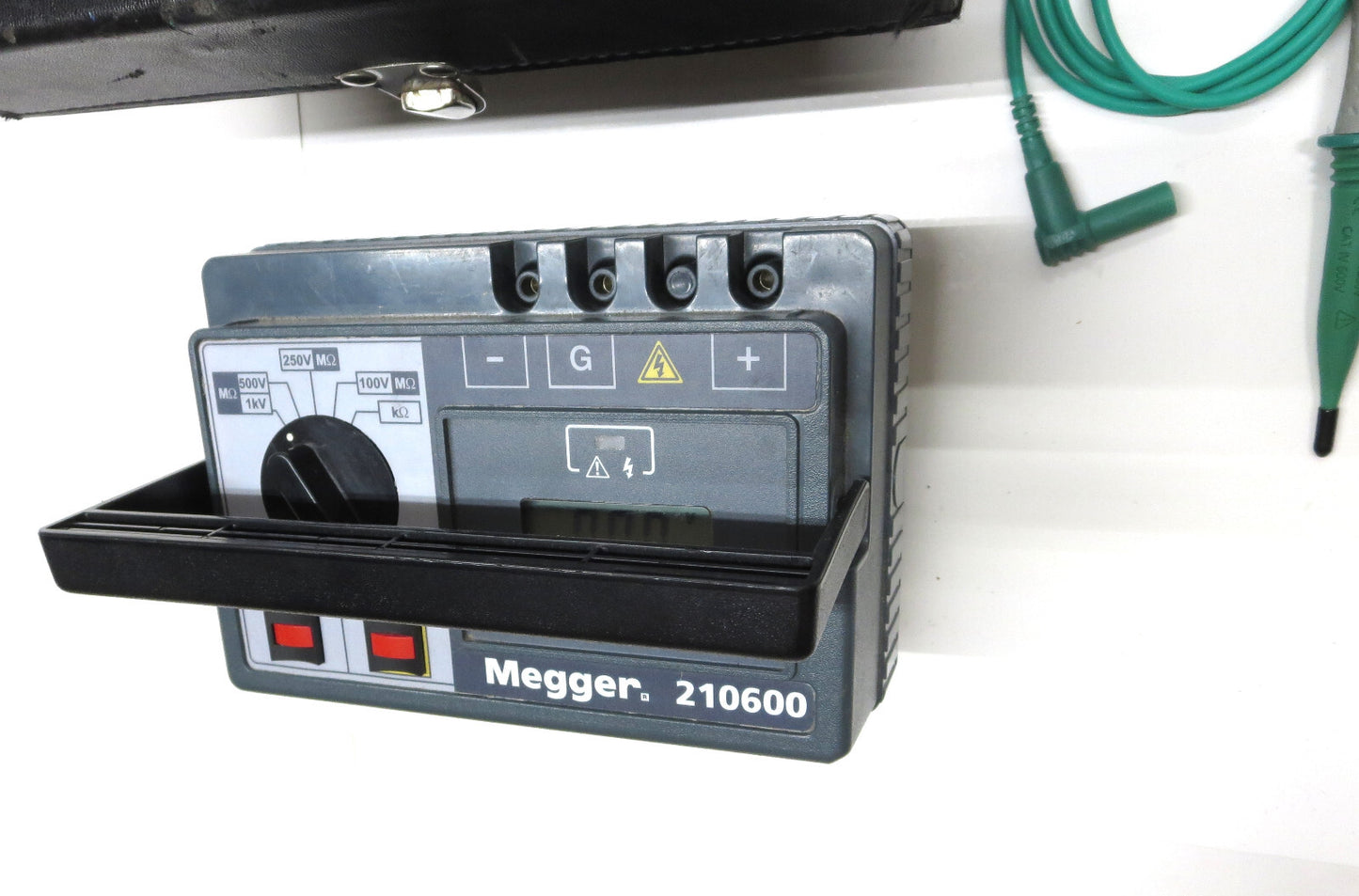 MEGGER 210600 Insulation Continuity Tester 1000 V w/ Case, Leads and Batteries.