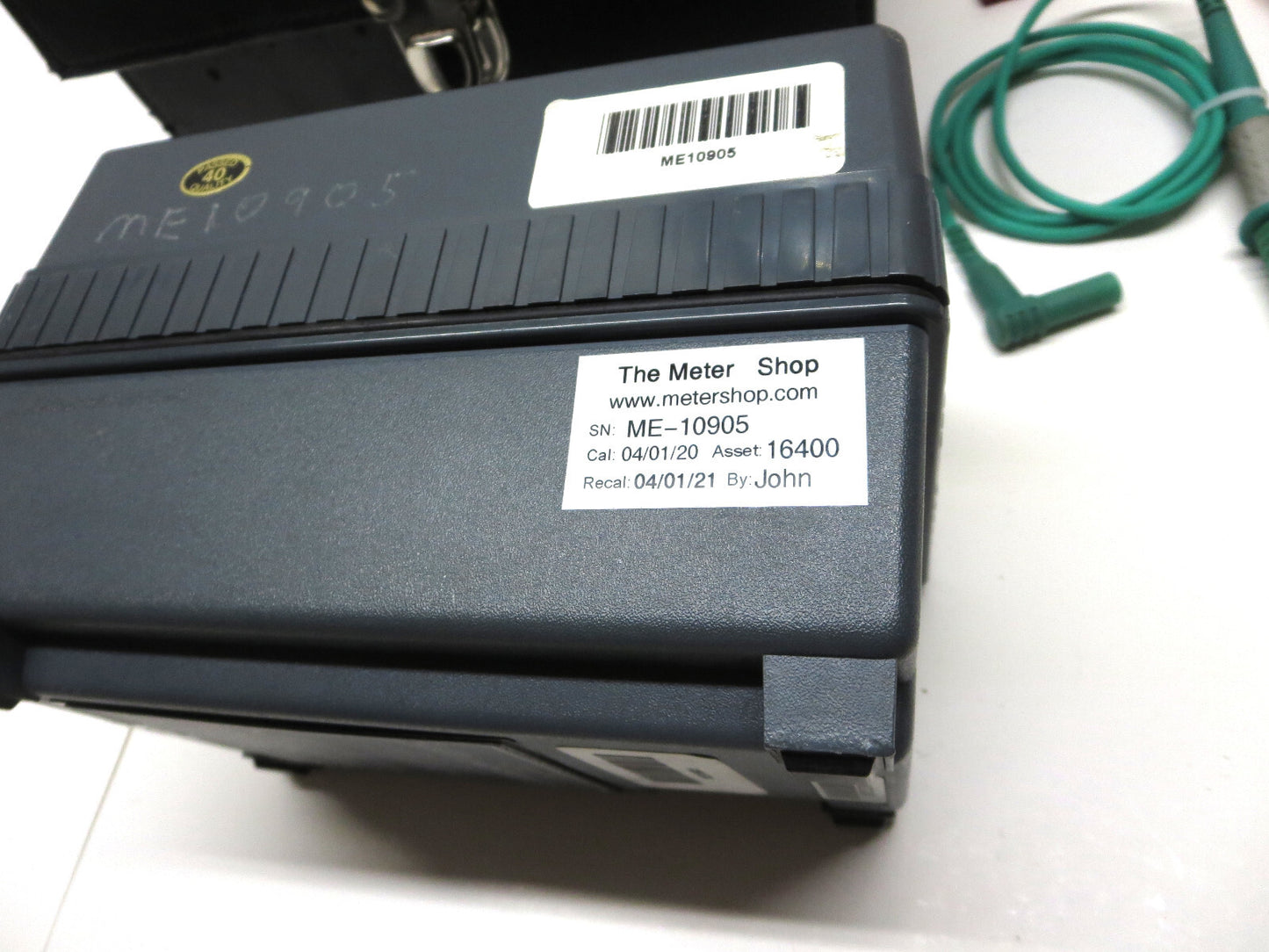 MEGGER 210600 Insulation Continuity Tester 1000 V w/ Case, Leads and Batteries.