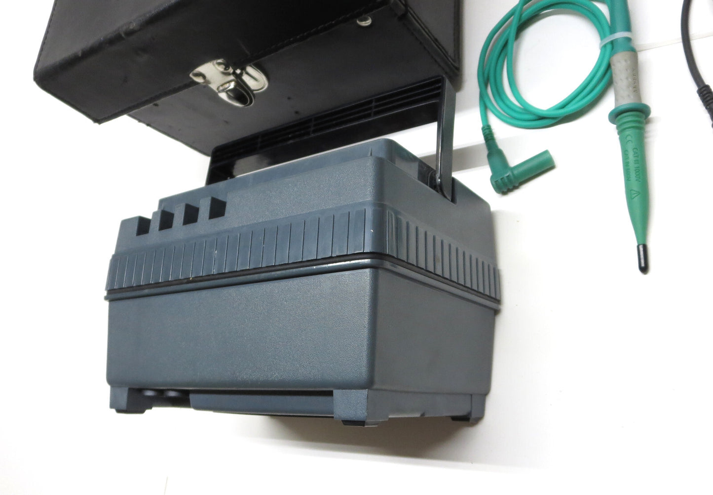 MEGGER 210600 Insulation Continuity Tester 1000 V w/ Case, Leads and Batteries.