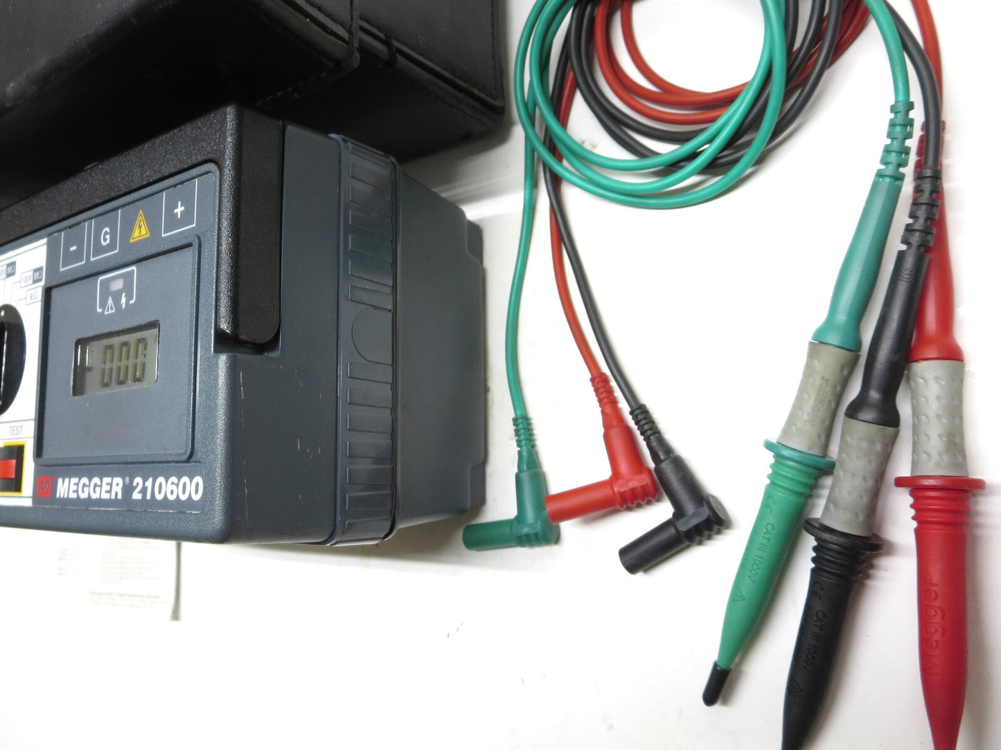 MEGGER 210600 Insulation Tester Kit 1000 V s/n 101436426 w/ Accessories