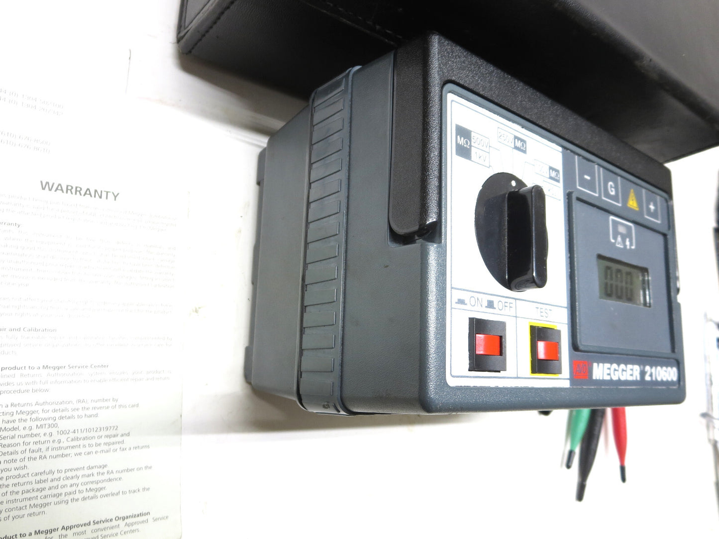 MEGGER 210600 Insulation Tester Kit 1000 V s/n 101436426 w/ Accessories