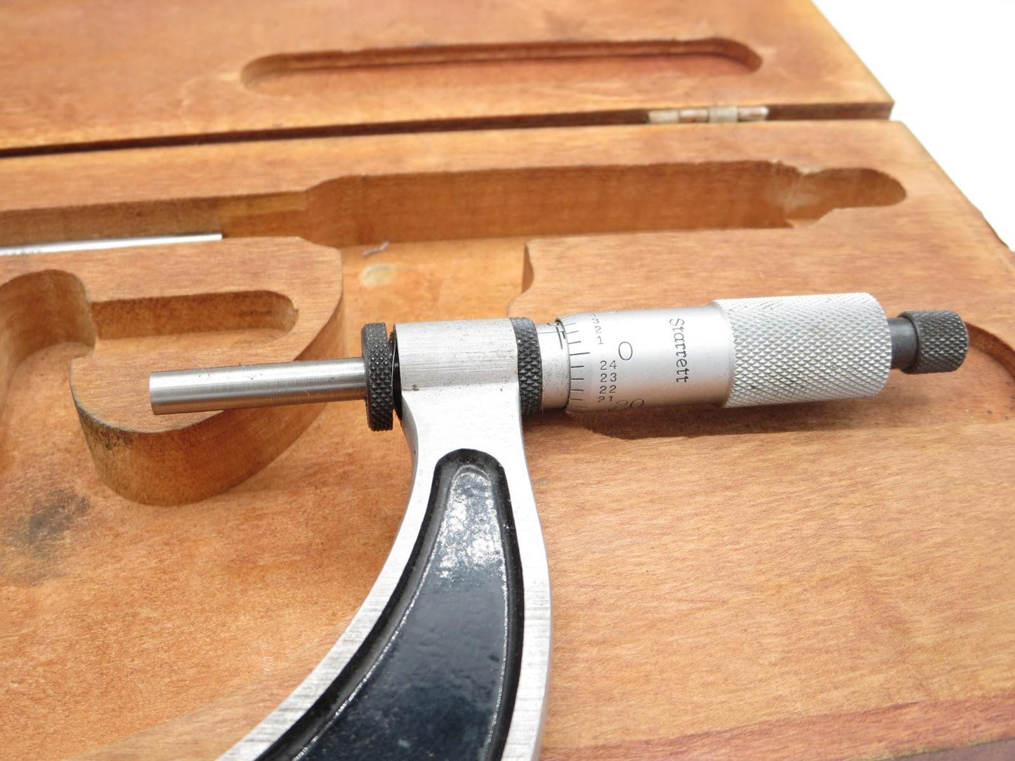 Starrett 226RL-4 Outside Micrometer, 3-4" Range w/ 3" Standard and Case 226RLZ-4
