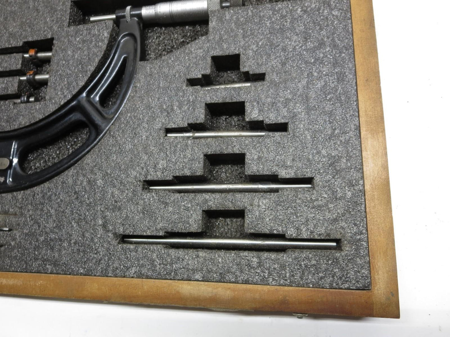 Starrett 224 2" - 6" Interchangeable Anvil Micrometer Set