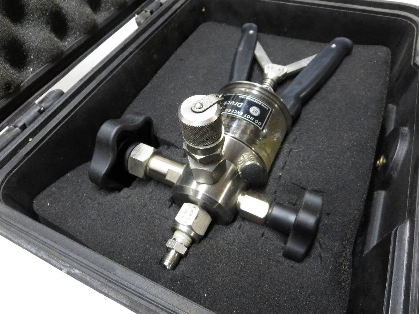 GE DRUCK PV212 Hydraulic Hand Pump  10,000 PSI w/ Pelican Case