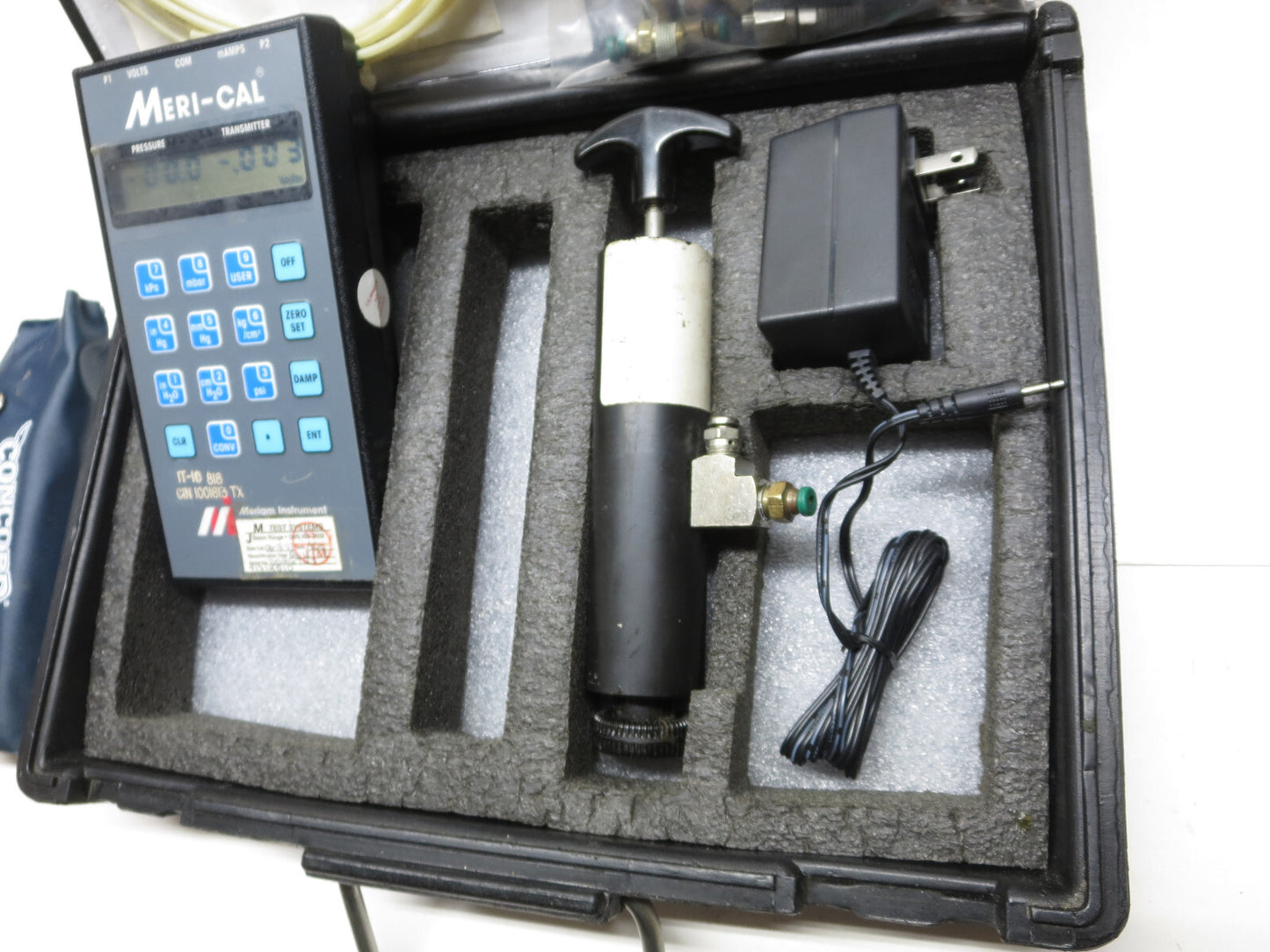 Meriam Meri Cal LP2000C Digital Manometer Calibrator w/ Accessories 0-2,000 H20