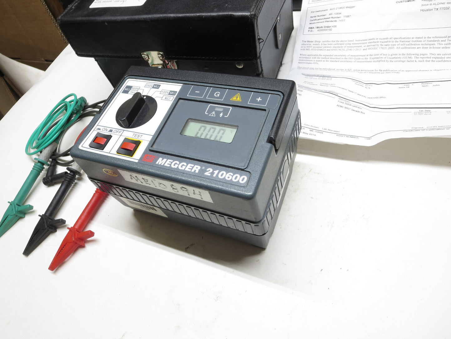AVO MEGGER 210600 Insulation Tester Kit 1000V s/n 101436424 w/ Accessories
