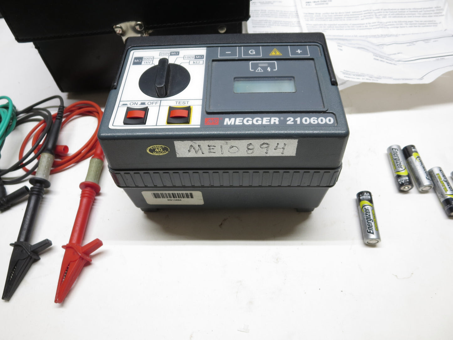 AVO MEGGER 210600 Insulation Tester Kit 1000V s/n 101436424 w/ Accessories