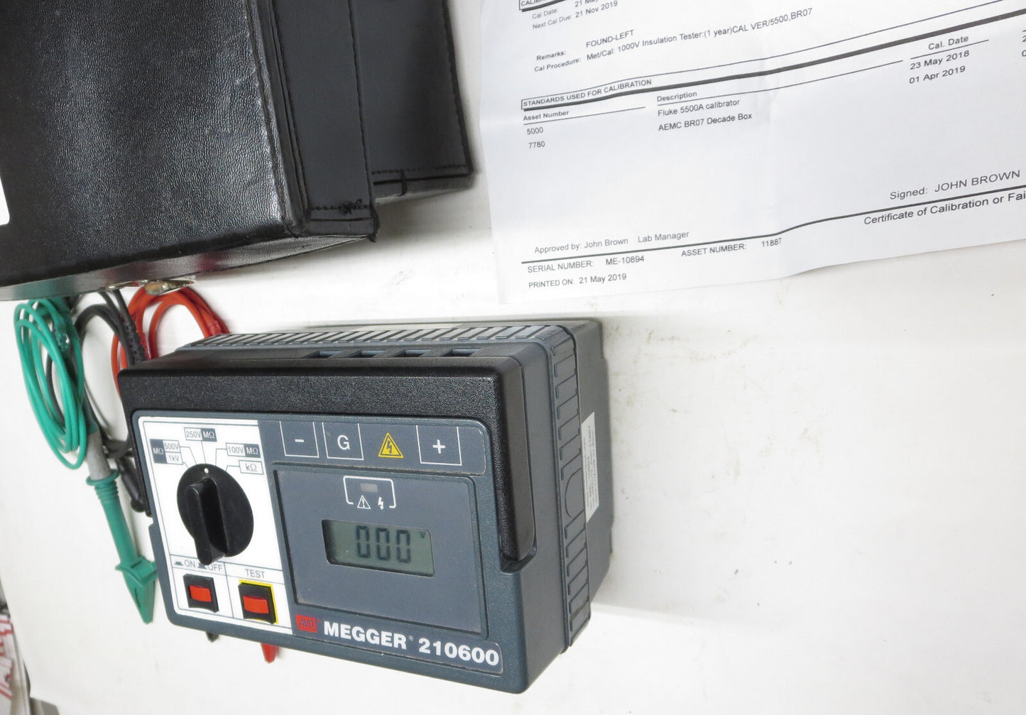 AVO MEGGER 210600 Insulation Tester Kit 1000V s/n 101436424 w/ Accessories