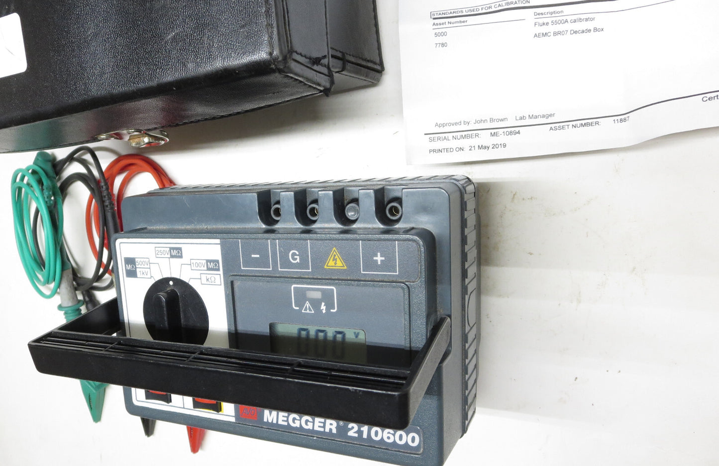 AVO MEGGER 210600 Insulation Tester Kit 1000V s/n 101436424 w/ Accessories