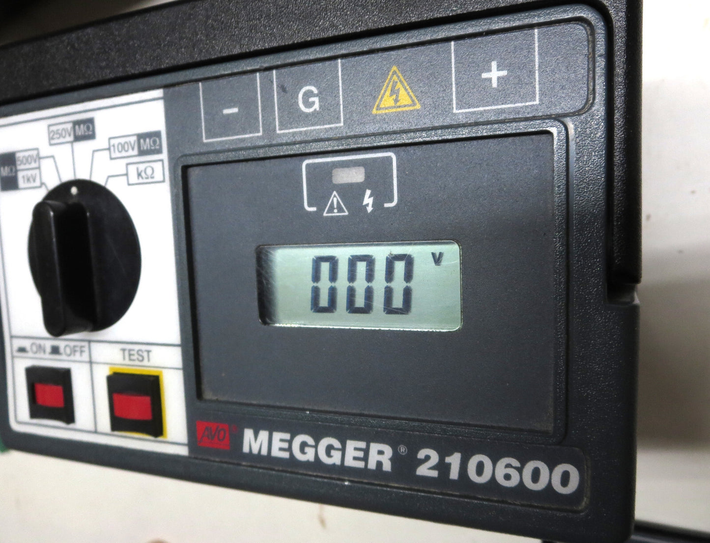 AVO MEGGER 210600 Insulation Tester Kit 1000V s/n 101436424 w/ Accessories