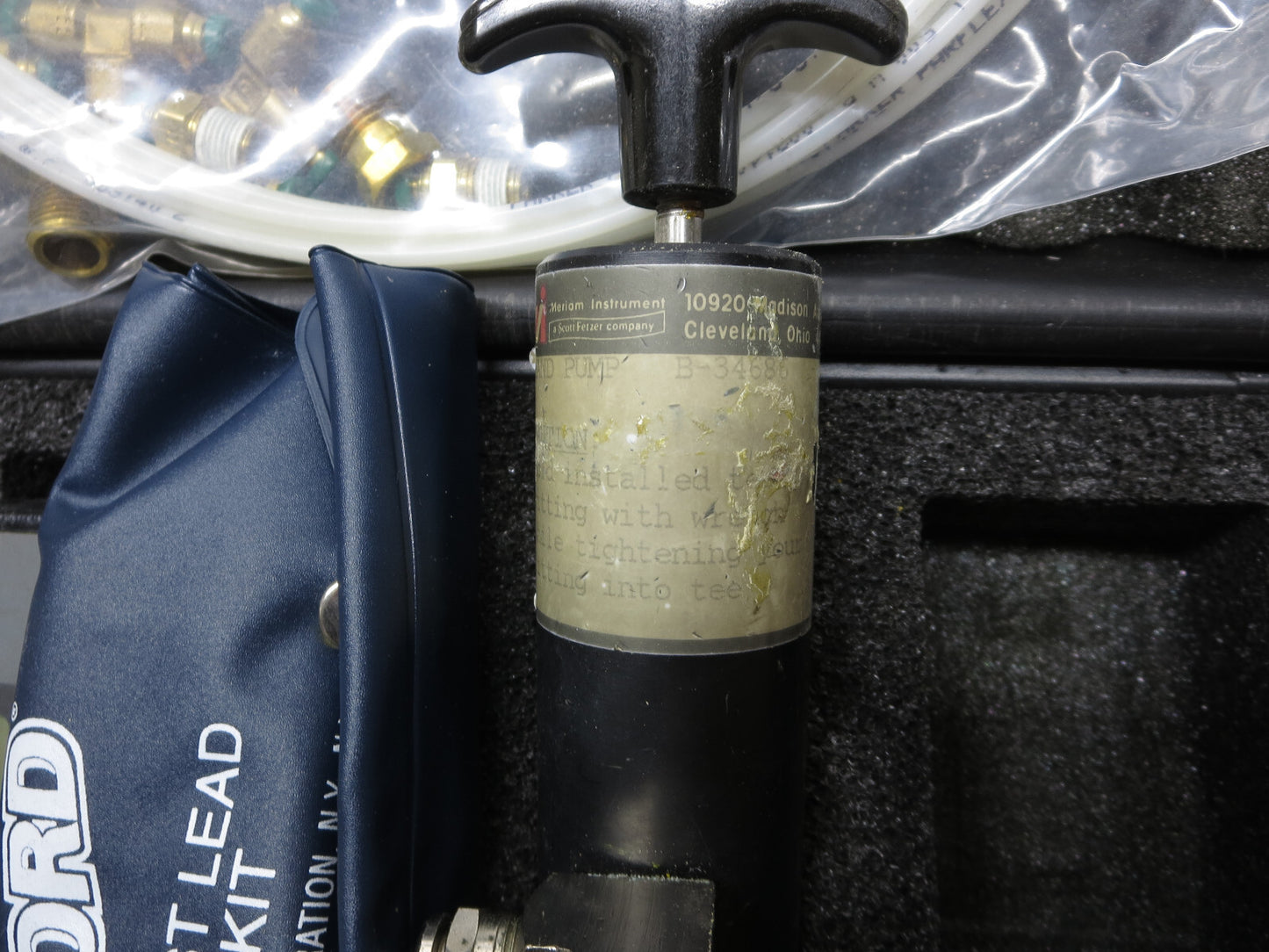 Meriam Meri Cal LP2000C Digital Manometer Calibrator w/ B-34686 Pump, Leads Set