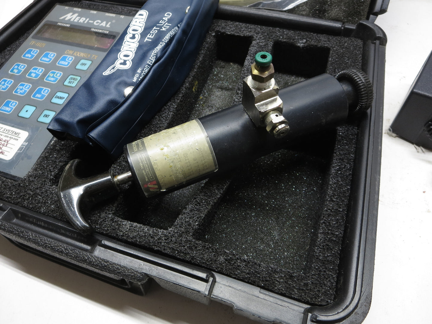 Meriam Meri Cal LP2000C Digital Manometer Calibrator w/ B-34686 Pump, Leads Set