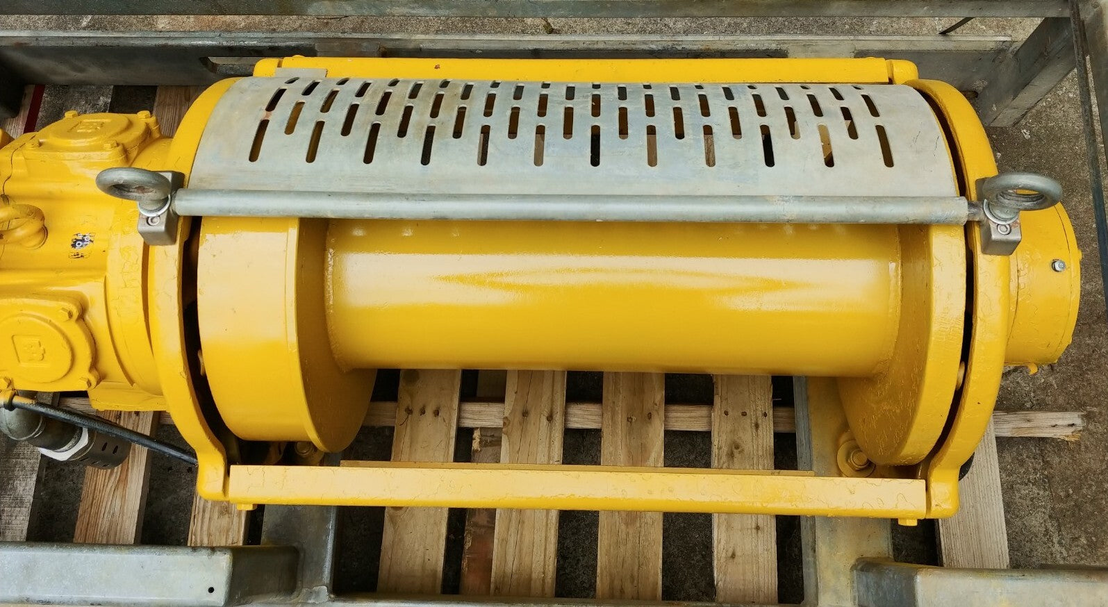 Ingersoll Rand FA2B Air Winch 2 ton Model FA2B-24XK1J12 Long Drum w/ Cage & FRL
