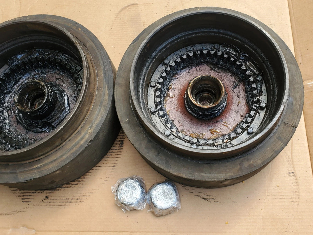 Set of Clark Fork Lift 604569 Drive Wheel &amp; Tire Assembly w/ Bearings Carloader