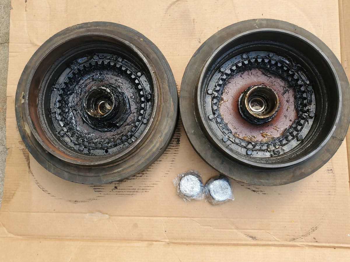 Set of Clark Fork Lift 604569 Drive Wheel &amp; Tire Assembly w/ Bearings Carloader