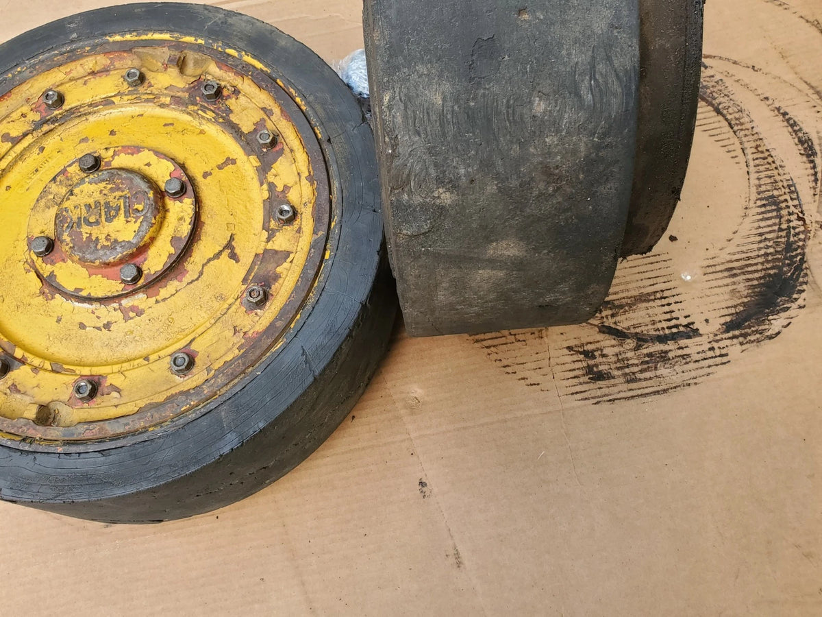 Set of Clark Fork Lift 604569 Drive Wheel &amp; Tire Assembly w/ Bearings Carloader