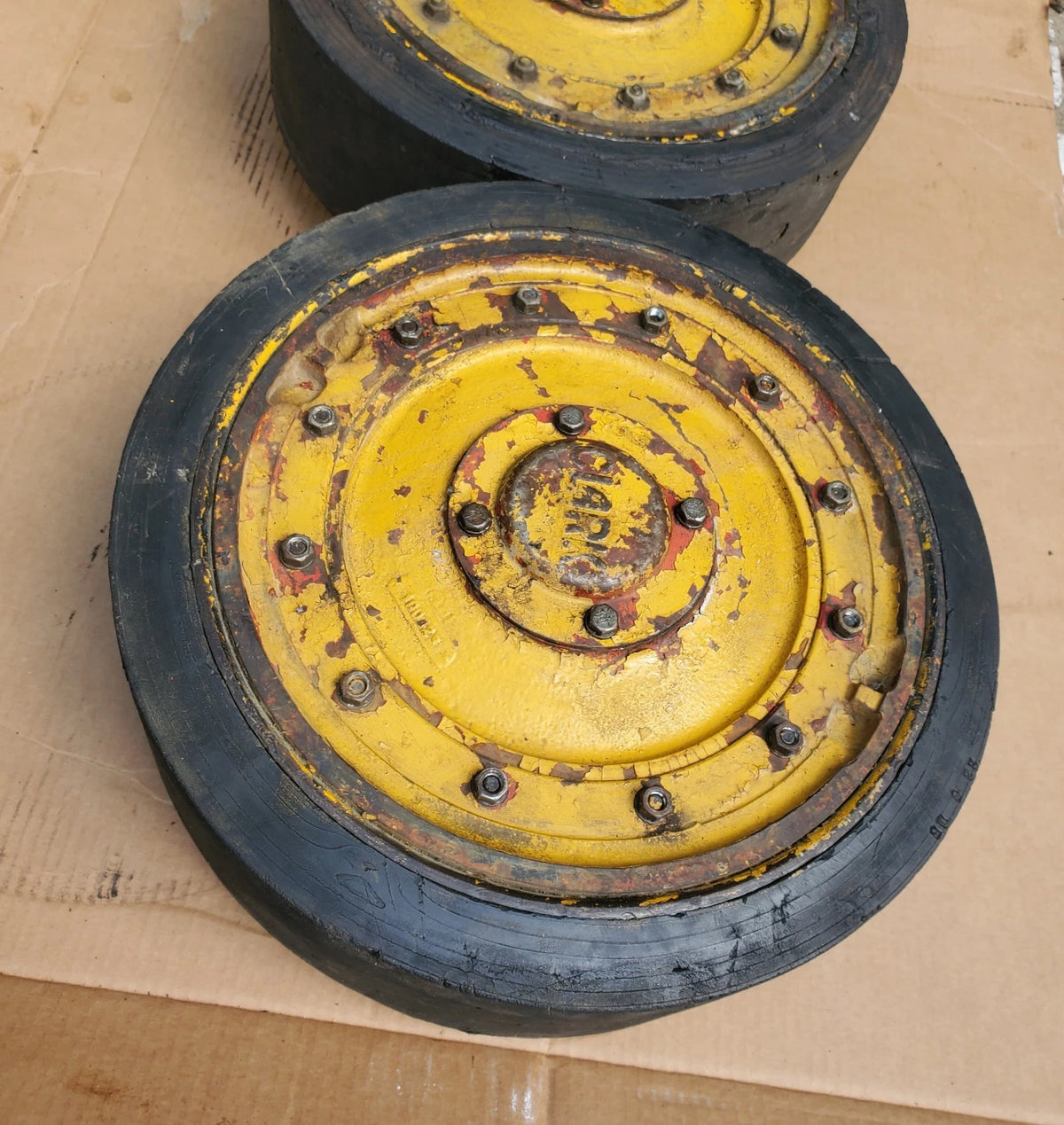 Set of Clark Fork Lift 604569 Drive Wheel &amp; Tire Assembly w/ Bearings Carloader